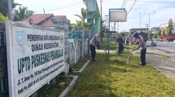 Dukung Program Indonesia ASRI, Brimob Aceh Laksanakan Manajemen Kebersihkan Di Area Puskesmas Penanggalan